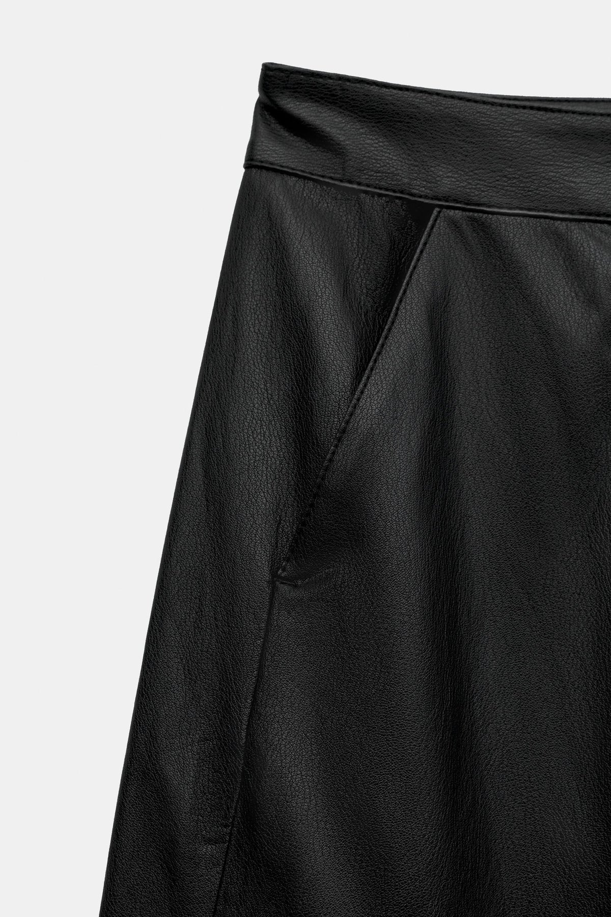 #121315, Noir